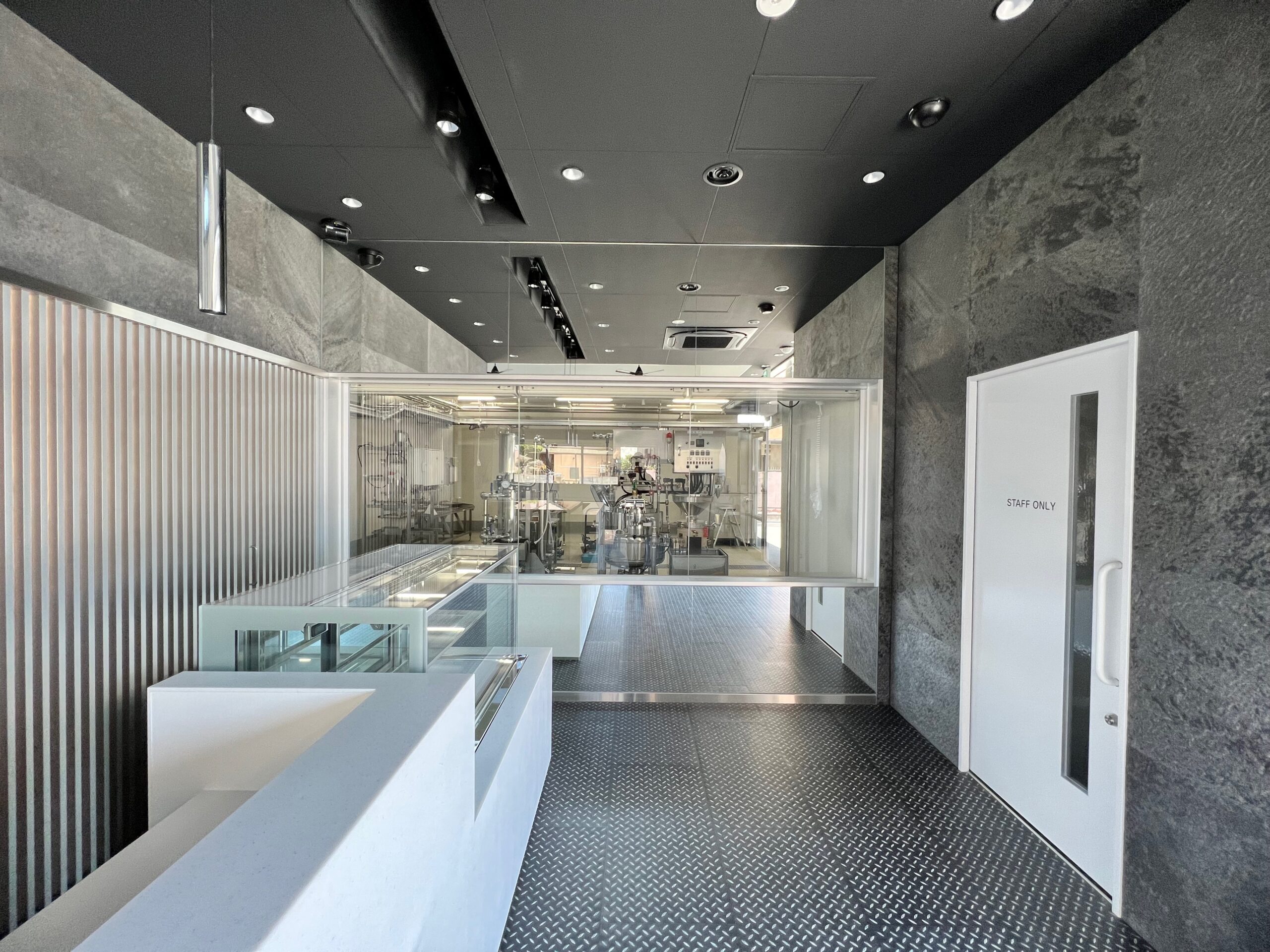 画像：豆柴豆腐製造所　(建築DESIGN：DUCE inc FUKIMOTO   設計：(株）新企画設計）
