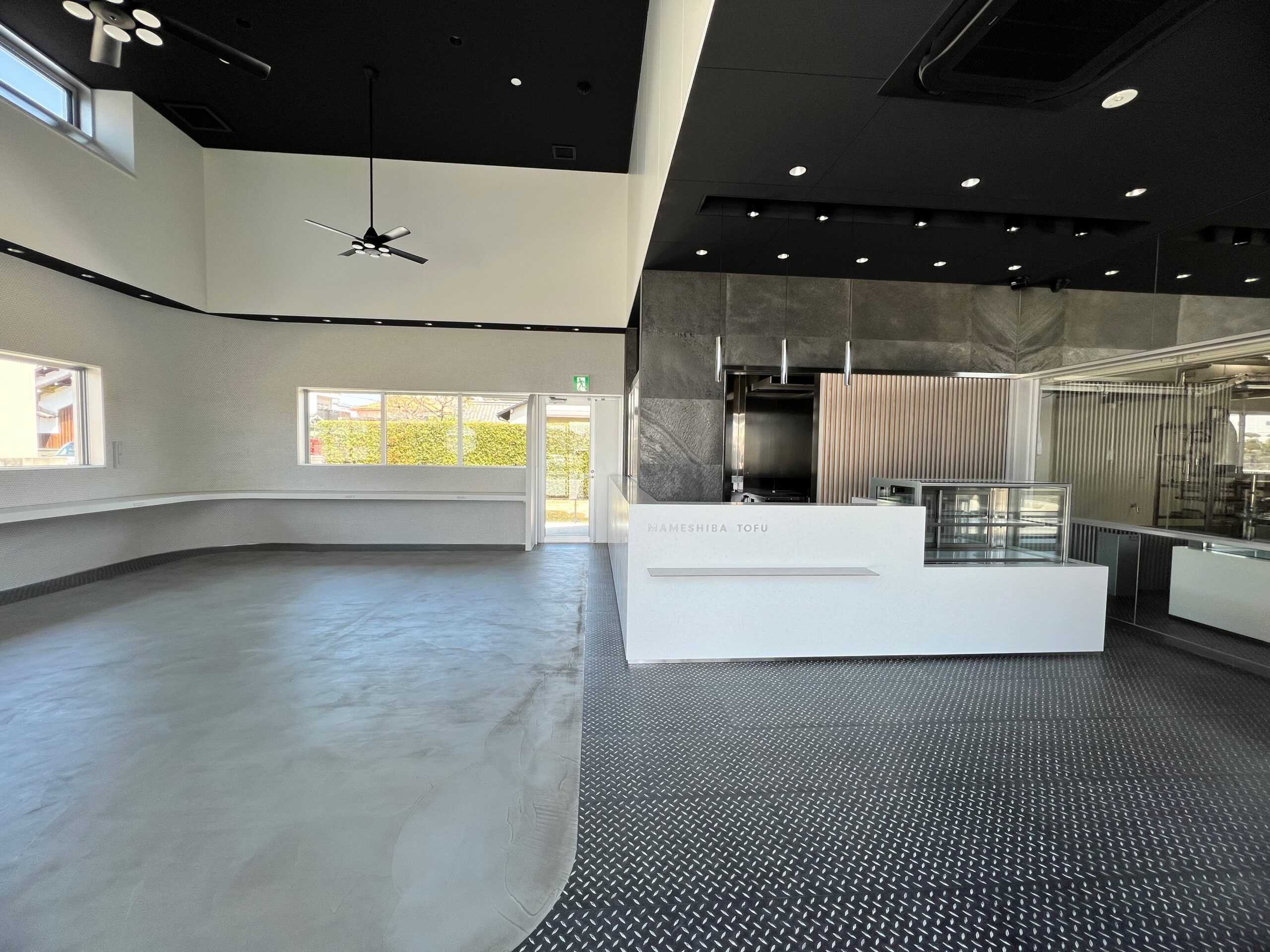 画像：豆柴豆腐製造所　(建築DESIGN：DUCE inc FUKIMOTO   設計：(株）新企画設計）